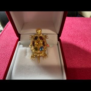 18k gold turtle ring with muti color sapphire